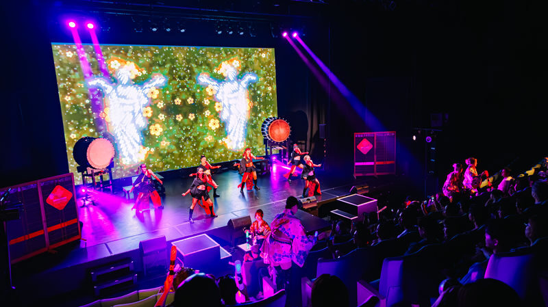 OSAKA NIGHT FUSION Japanese taiko kabuki samurai dance show - Taiko and traditional instruments bring the force