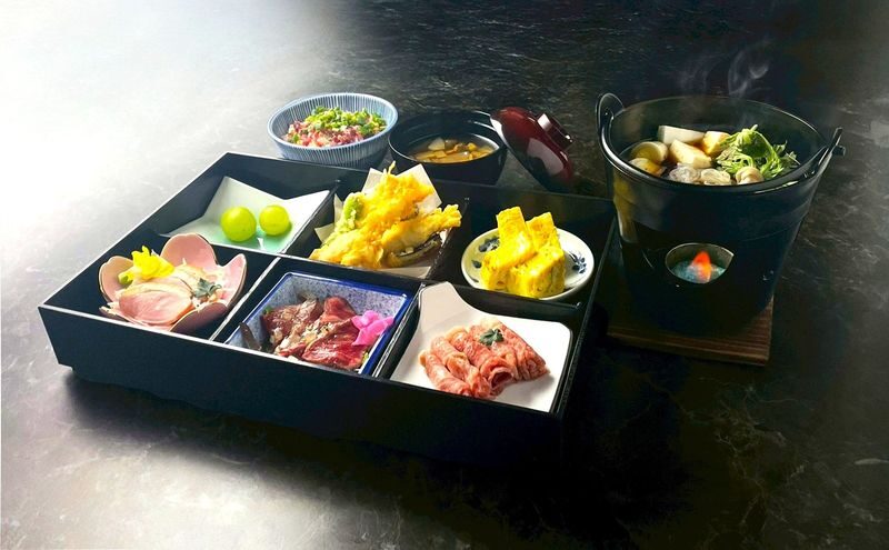 Sapporo: Sumo Show Experience with Japanese food & Photo - A meal before the bouts