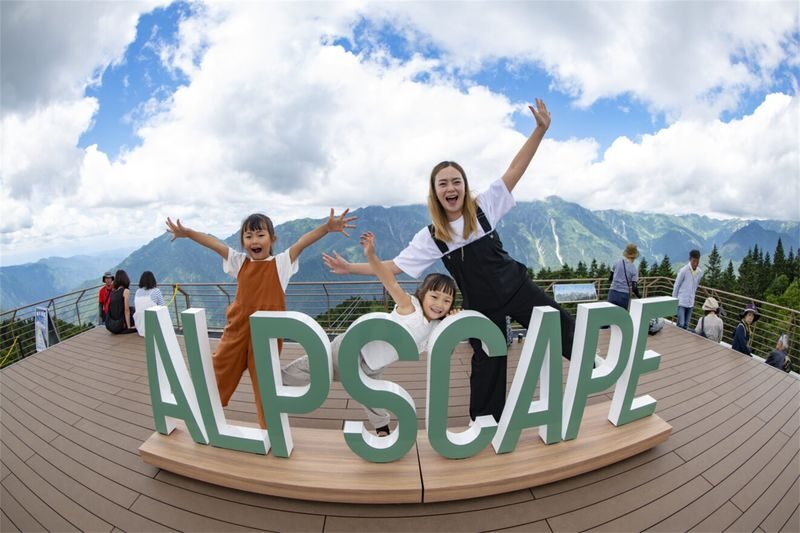 Shin-Hotaka Ropeway & Hida Limestone Cave Full-Day Discovery - A cave visit with a weather-shaped plan
