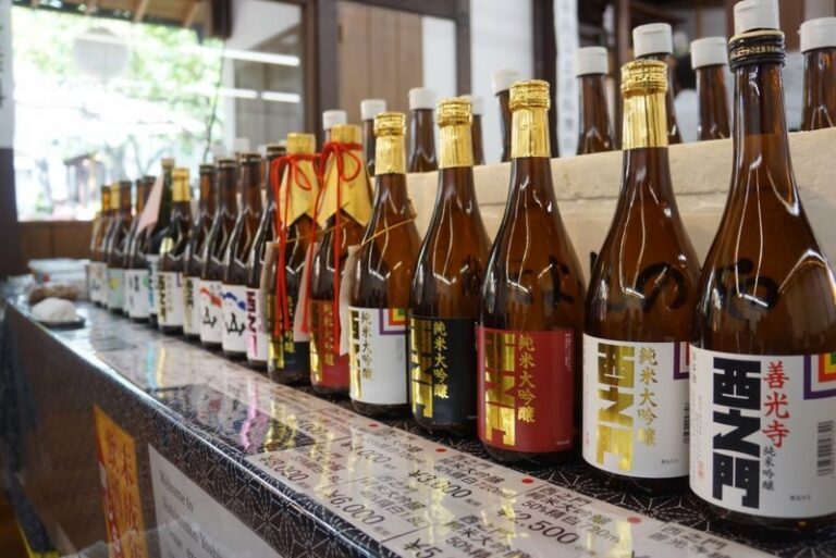 Snow Monkeys, Zenko-ji Temple & Sake in Nagano day tour - Nishinomon-Yoshinoya: a tasting with local character