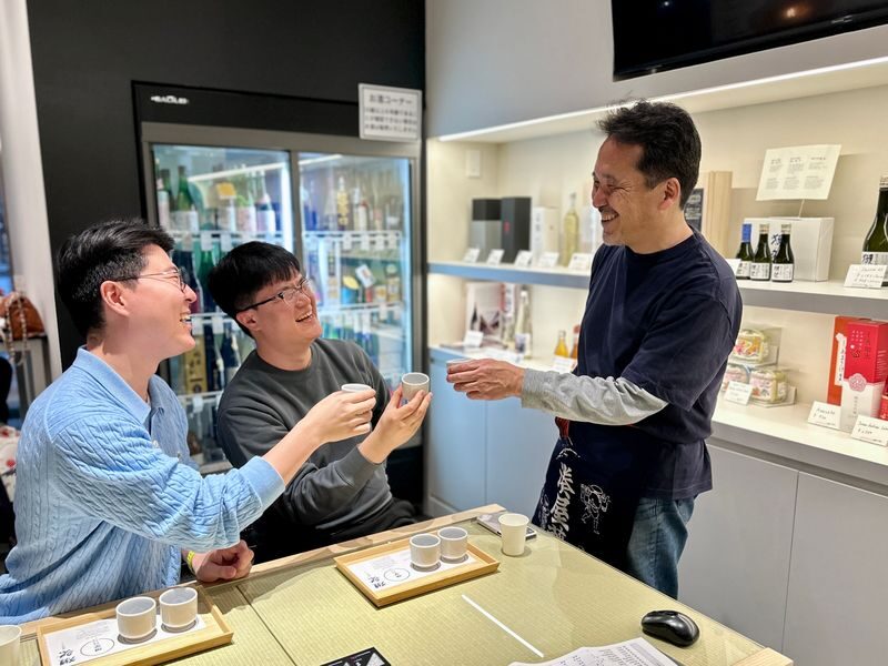 Tokyo: Award-Winning Sake Tasting with a Specialist in Asakusa - Choose between a tasting and a class