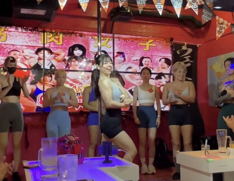 Tokyo, Ikebukuro: Muscle Girl Bar: Super Exciting Interaction with Buff Women! - What happens during the 80-minute session