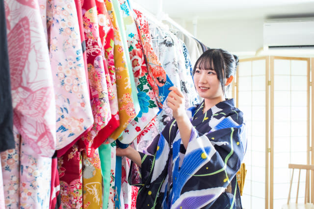 Tokyo Kimono Rental SHIBUI Harajuku Store - Getting dressed with staff help