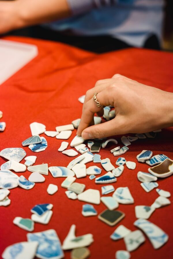Tokyo: Kintsugi Accessory Workshop in Shibuya - Choosing fragments and making your piece