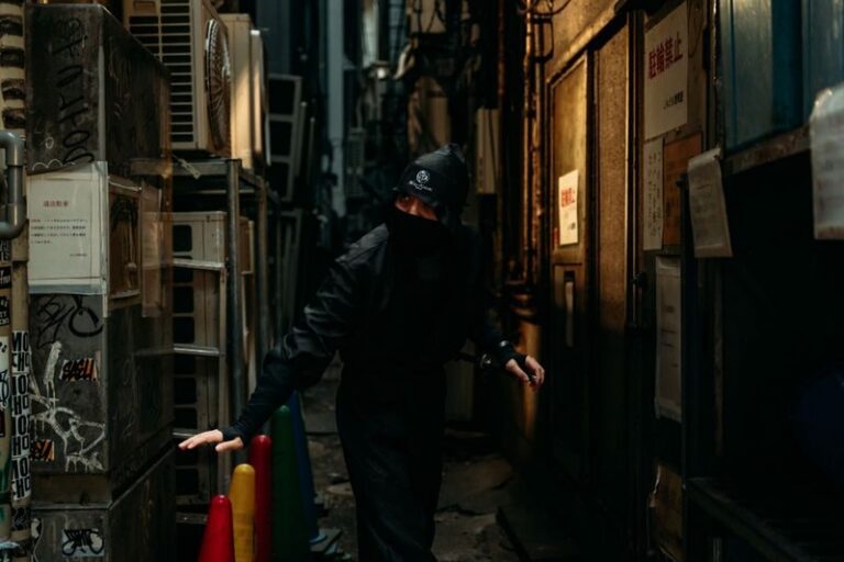 Tokyo Shinjuku Ninja Walking Tour: Kabukicho & Golden Gai (60min) - Finding Your Way Into Golden Gai