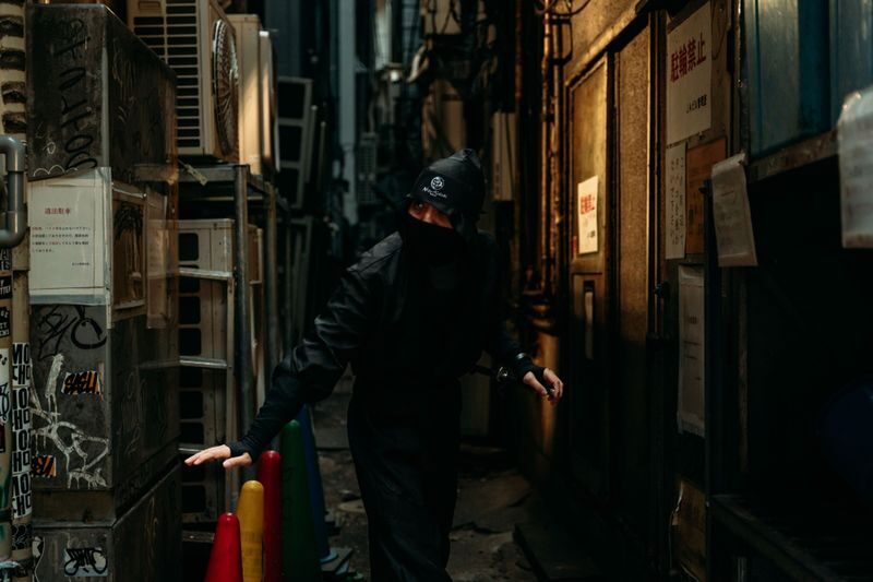 Tokyo Shinjuku Ninja Walking Tour: Kabukicho & Golden Gai (60min) - Finding Your Way Into Golden Gai