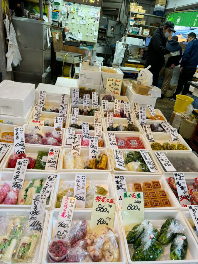 Tokyo Toyosu Market & Tsukiji Market: Tuna Auction & Seafood Breakfast Experience - A guide makes the fast action legible