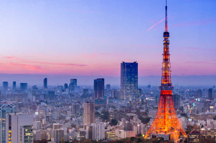 Tokyo Yakatabune Cruise: Sukiyaki Cuisine, Show Performance, and Tokyo Tower Sightseeing Plan - Eating Sukiyaki on the Water