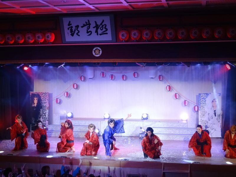 Traditional Japanese Performance "Taishu-engeki" in Umeda - The audience is part of the show