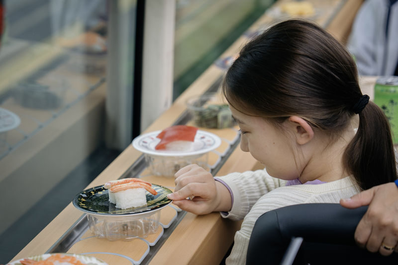 Worlds first! SUSHI BUS TOKYO (All you can eat revolving sushi) - What you may see from the upper deck