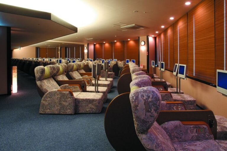 Yokohama Minatomirai Manyo Club Onsen Experience in Yokohama - Indoor and open-air baths, with a rooftop reward